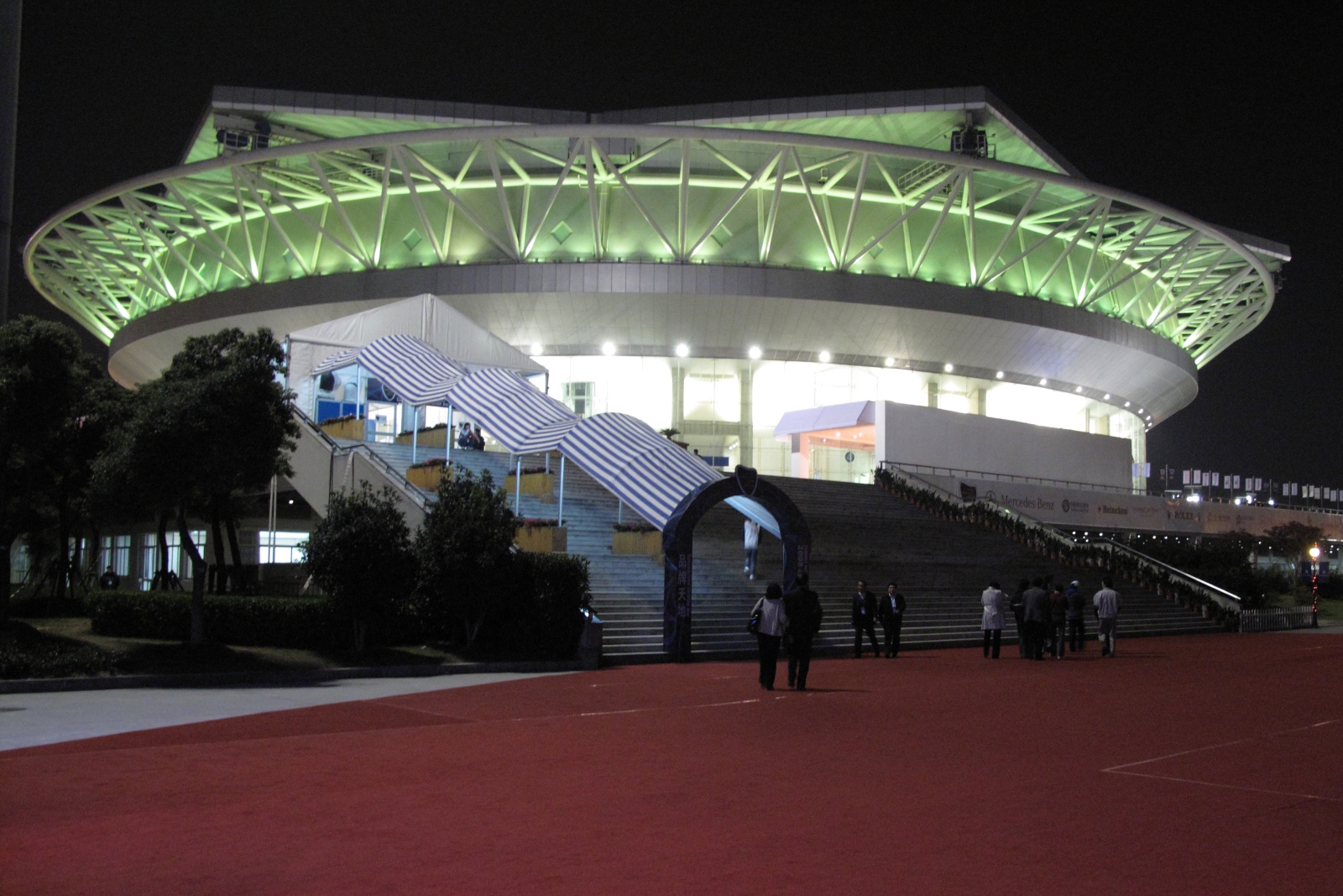 上海旗忠网球中心场馆历史资料图，2008年11月11日；Curt Smith / CC BY 2.0。非2026年长三角高校网球赛现场，保留原始图片字节。